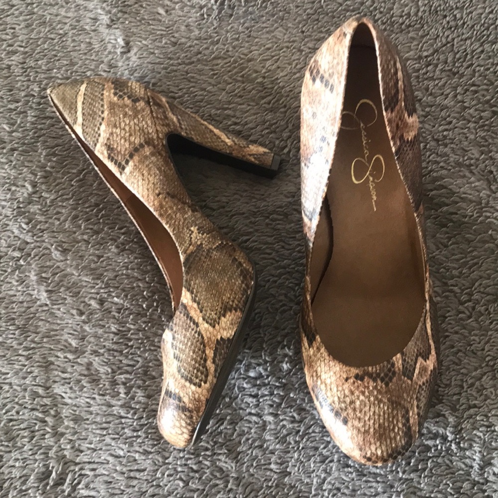 Snakeskin print pumps